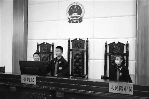这个六一,孩子们走进法庭当了一回“小法官”通讯员王站辉摄